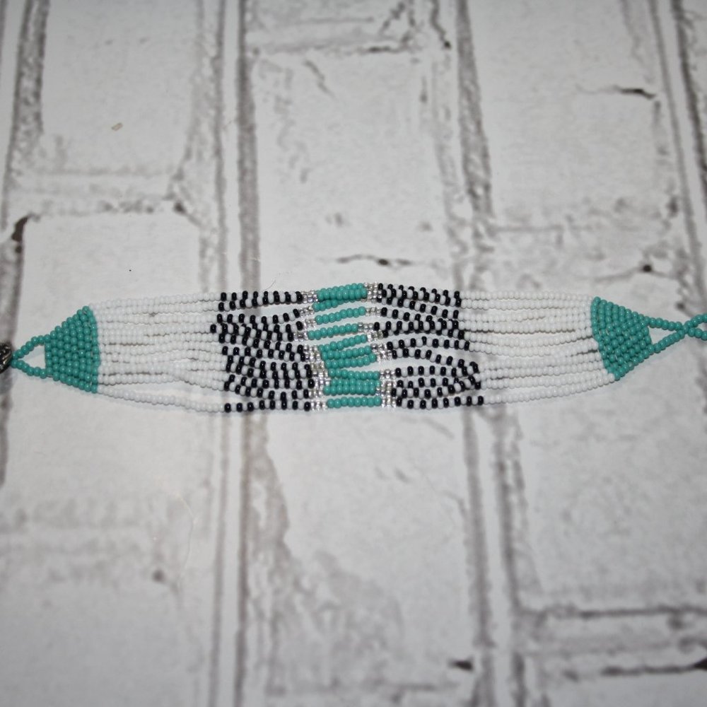 Beautiful teal black and white beaded bracelet with toggle 7.25"